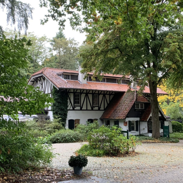 Authentiek landhuis met rood pannendak en vakwerkmuren