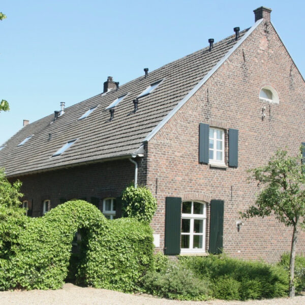 De monumentale boerderij aan de buitenkant.