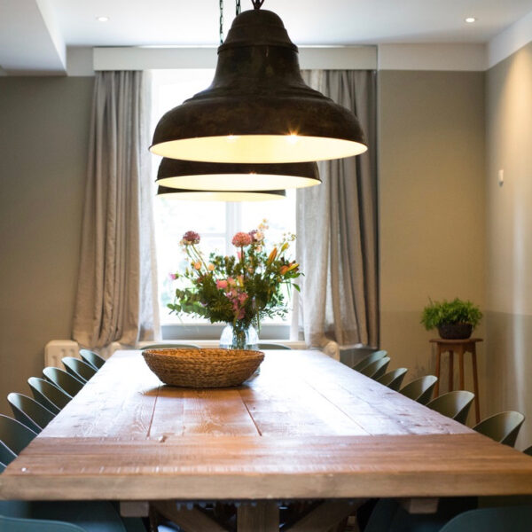 Lange eettafel met 12 stoelen eromheen