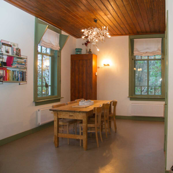 Ouderwetse eetkamertafel in een vakantiehuis