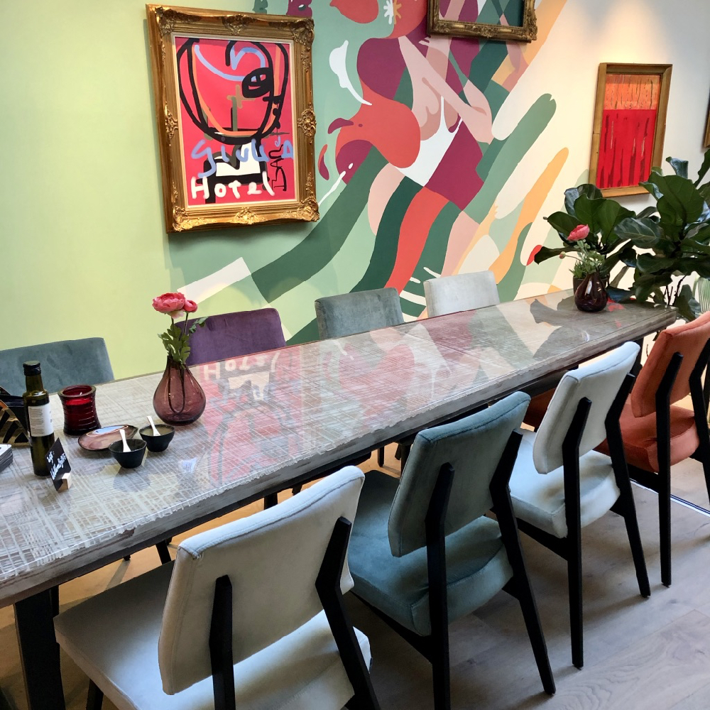 Lange tafel in het restaurant