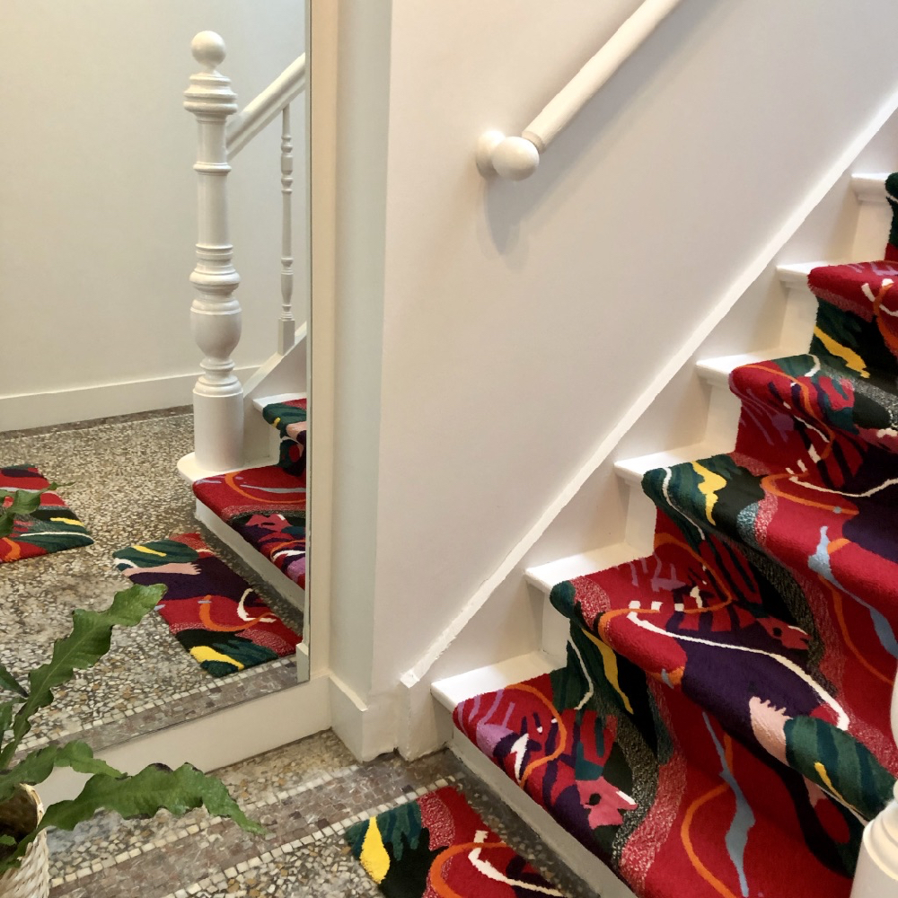 Bijzonder trappenhuis met rode loper