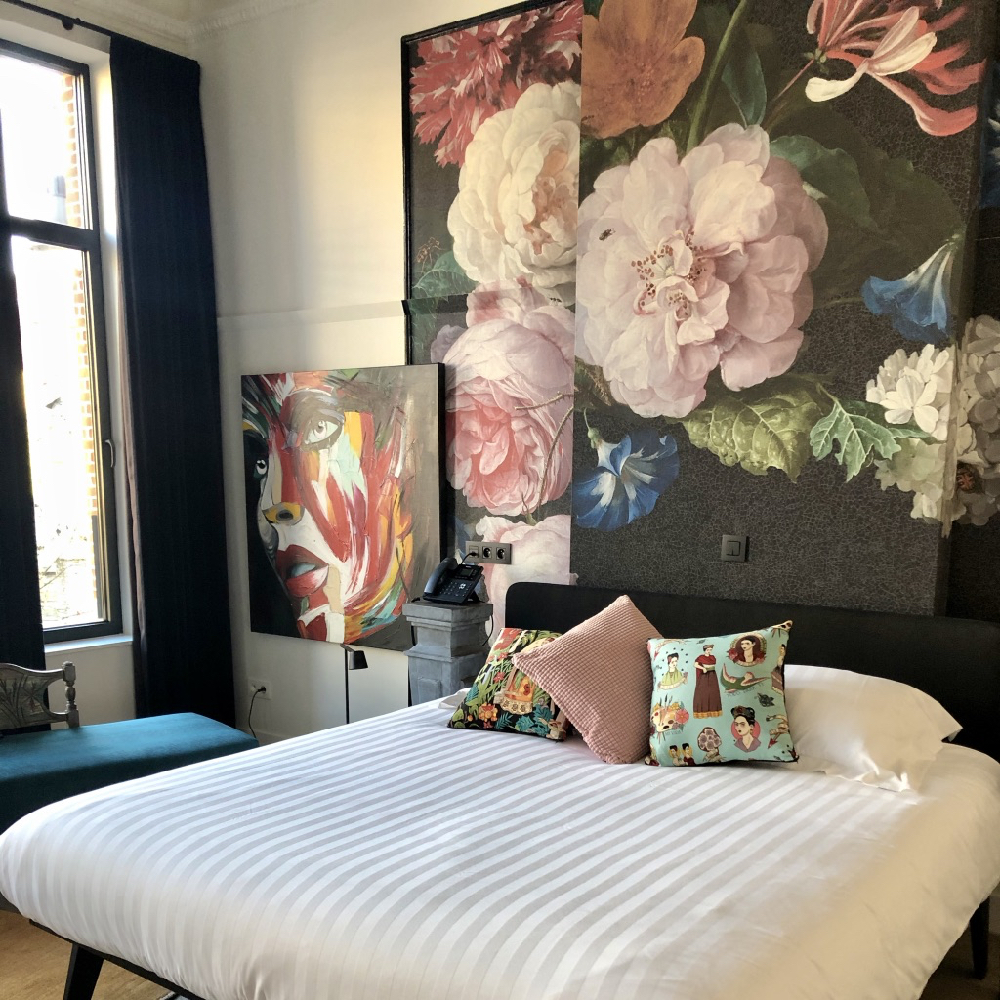 Groot bloemenbehang boven het bed