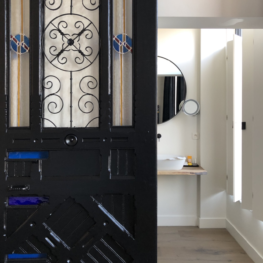 Authentiek deur voor de badkamer