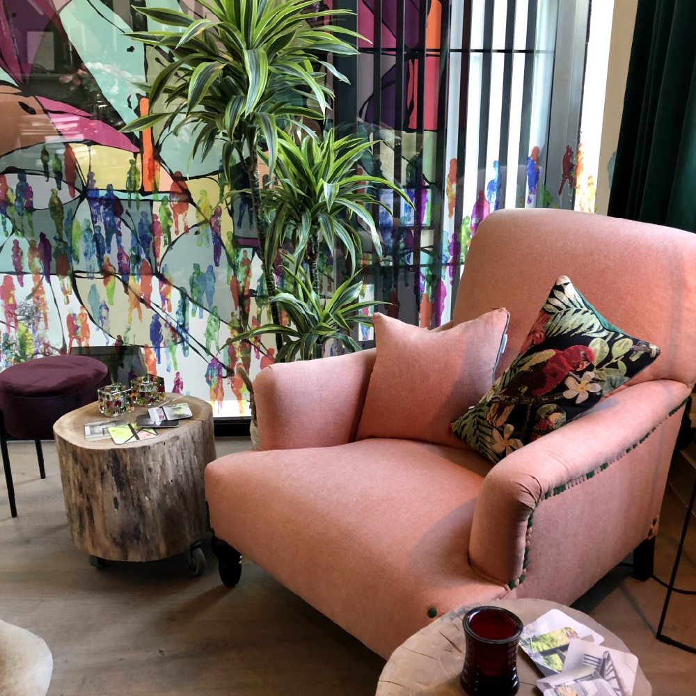 Roze fauteuils met planten ernaast