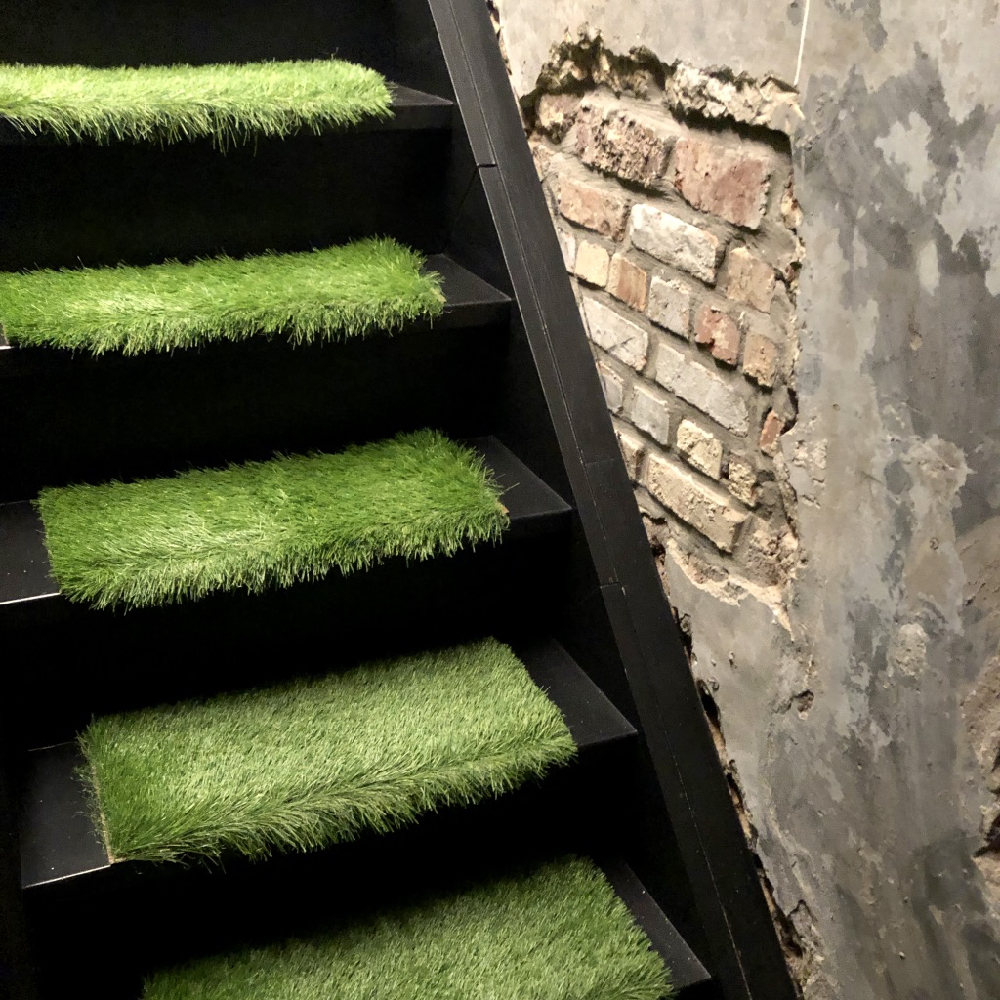 Trap met grasmatten in het hotel