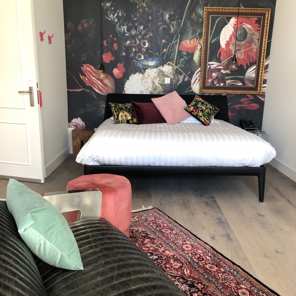 Een van de kleurrijke slaapkamers