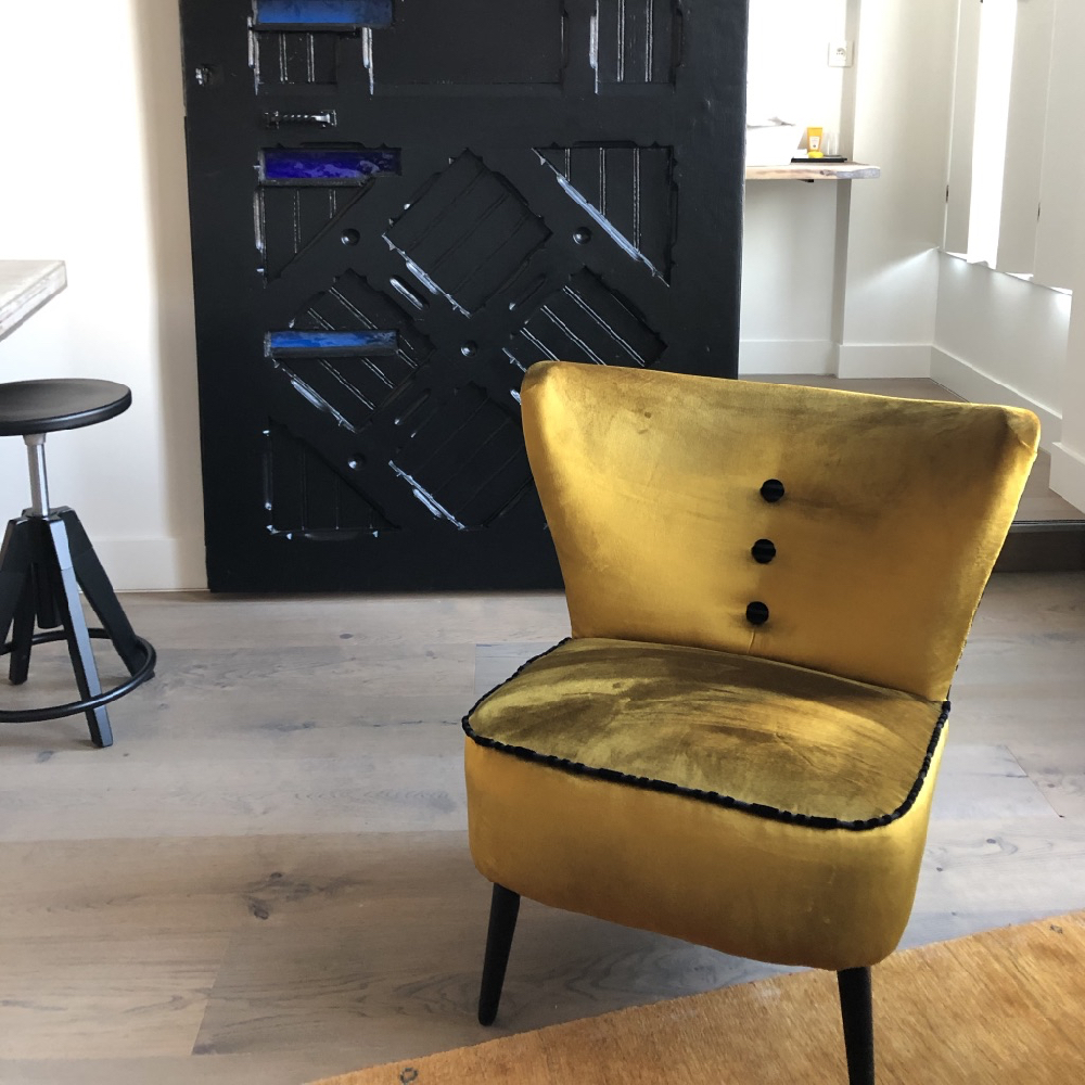 Goudkleurig stoeltje in hotelkamer