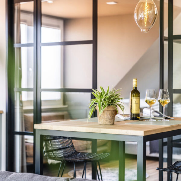 Tafel met wijnglazen in een suite op Texel