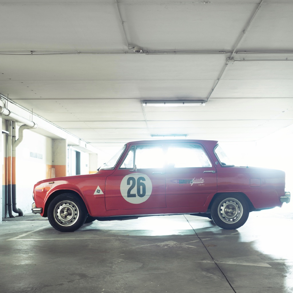 Rode oldtimer voor vervoer van de gasten