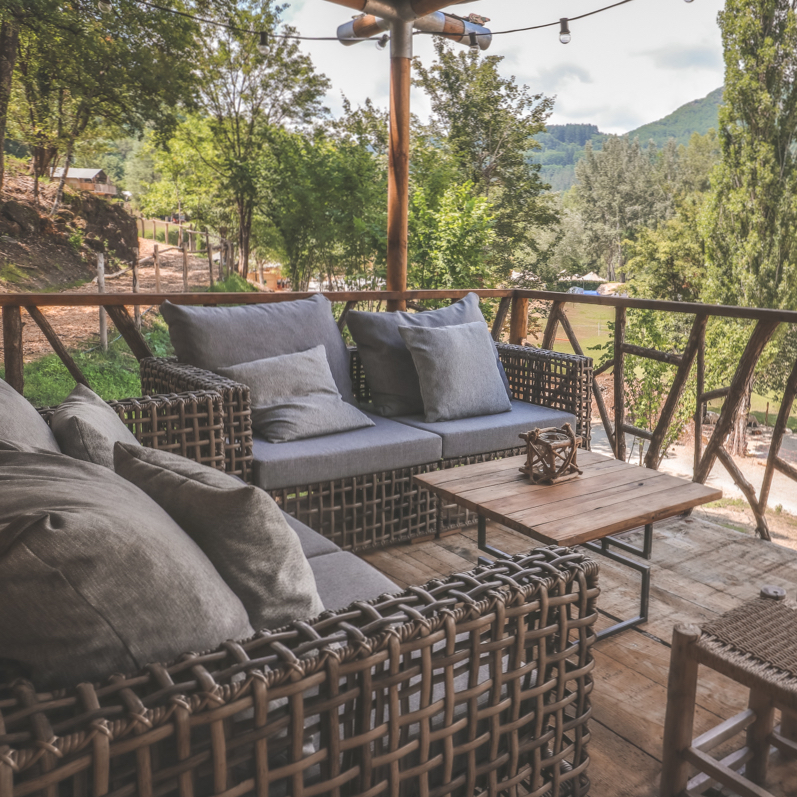 Loungebanken op de veranda van de safaritent