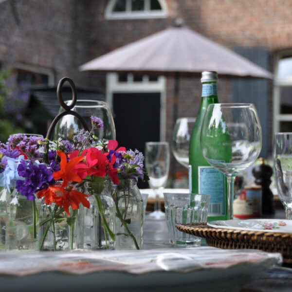 Gedekte tafel in de tuin van de kasteelboerderij