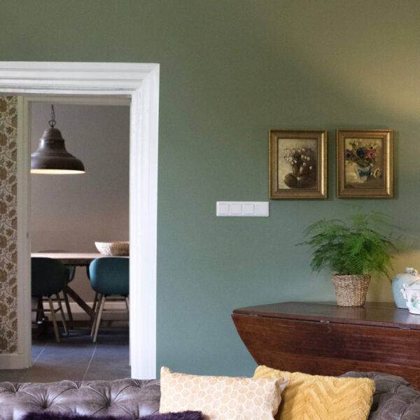 Woonkamer met doorkijk naar de eetkamer in het groepshuis