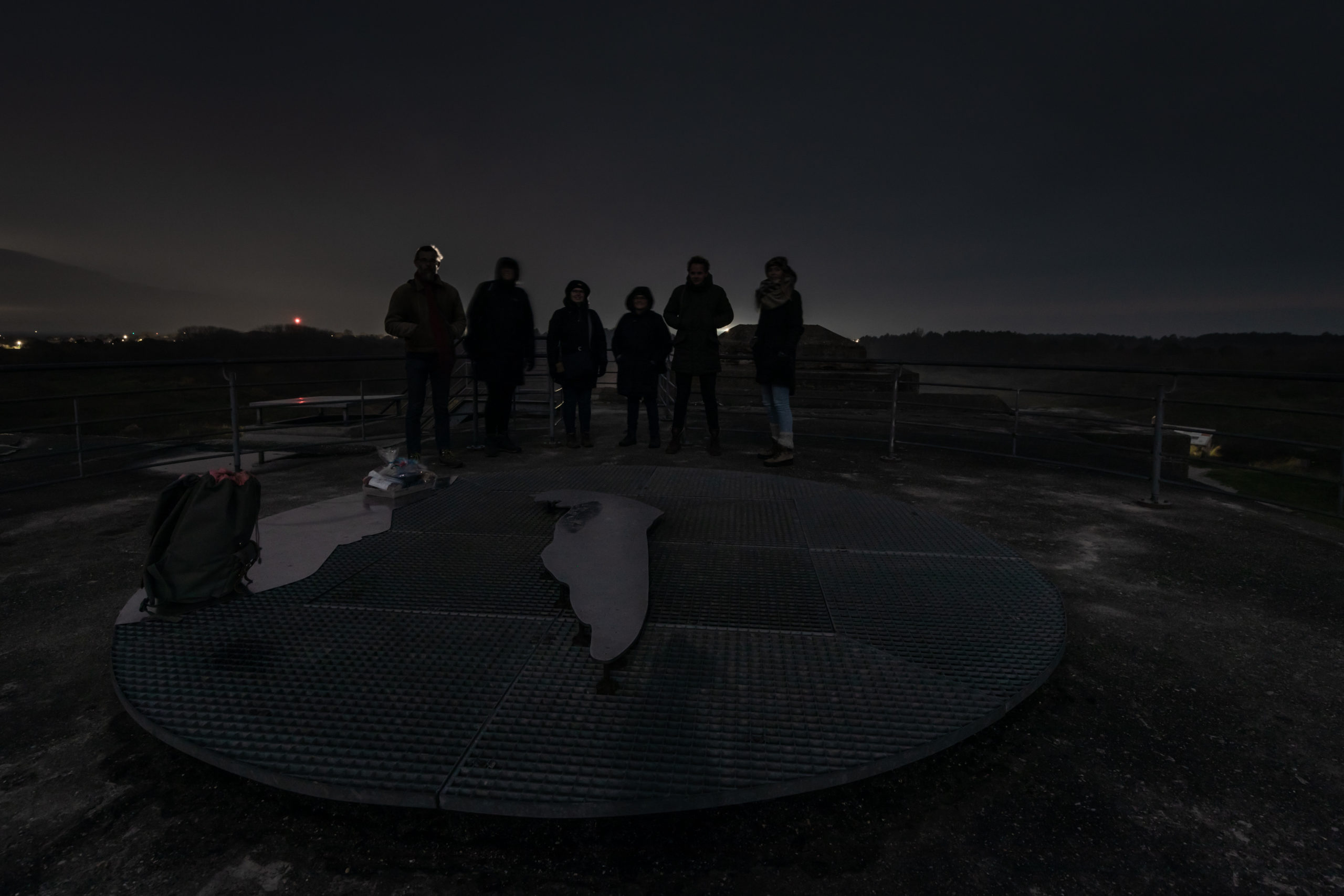 Bezoek aan een bunker in het donker op Schiermonnikoog