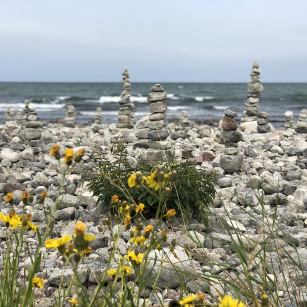Stenen mannetjes aan de kust van Öland