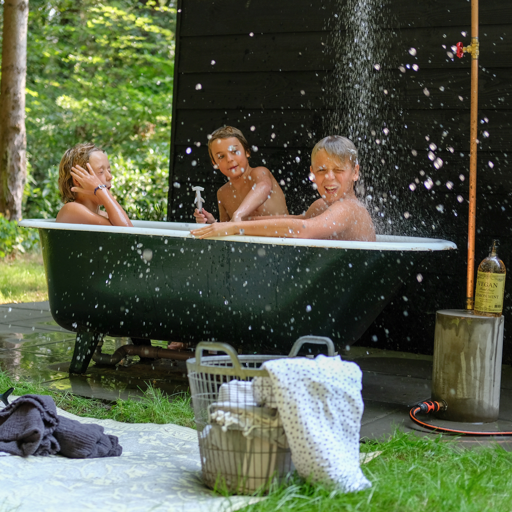 Dikke pret in het buitenbad bij het vakantiehuis