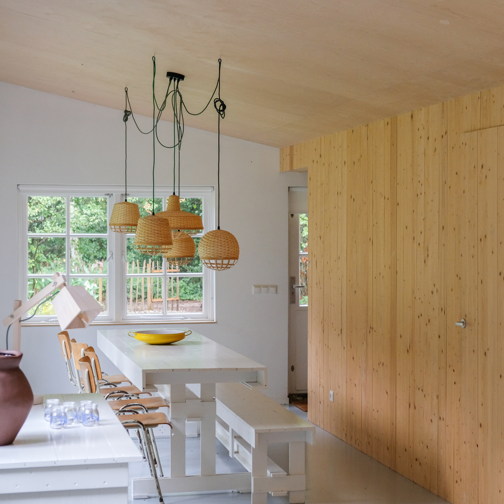 Houten eettafel met bankje en losse stoelen