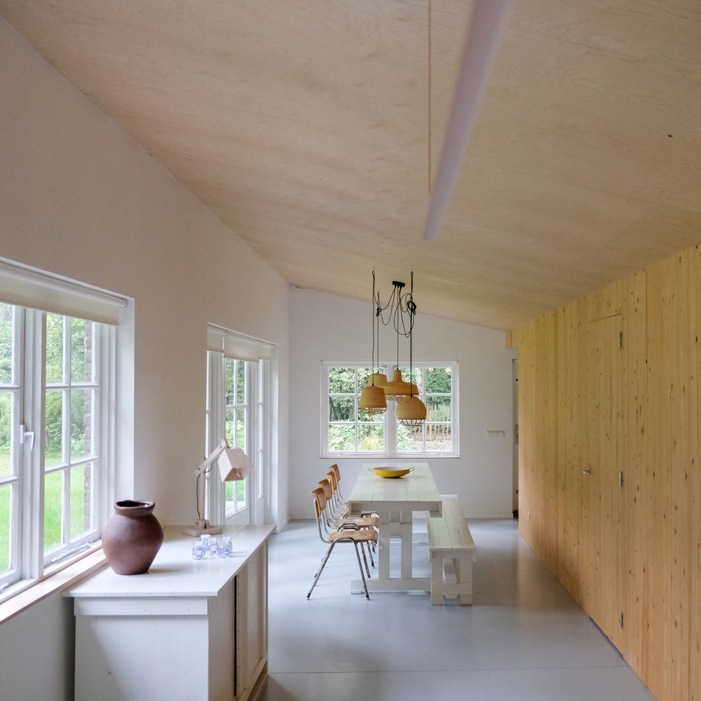 Lange woonkamer met eettafel