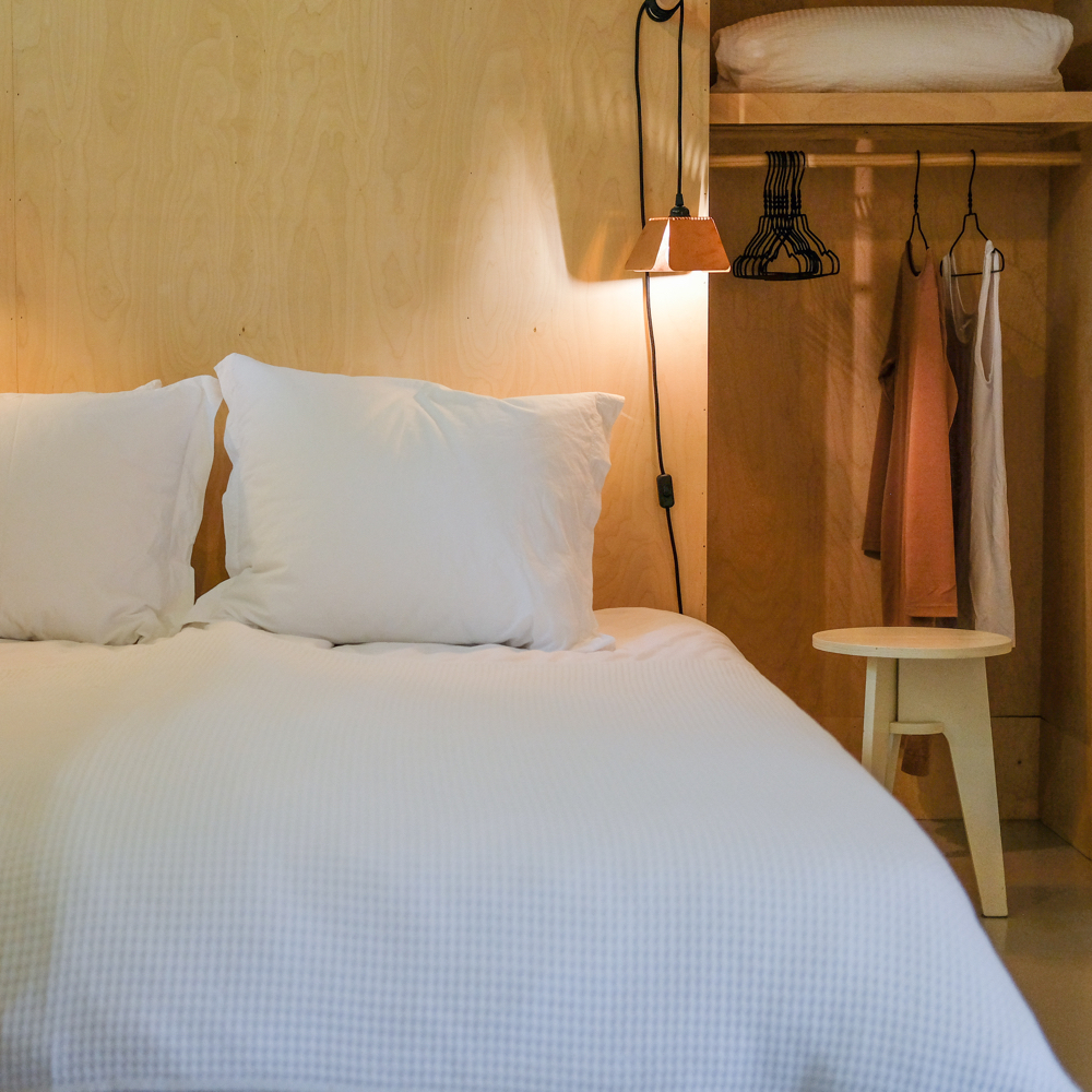 Brandend nachtlampje naast het bed