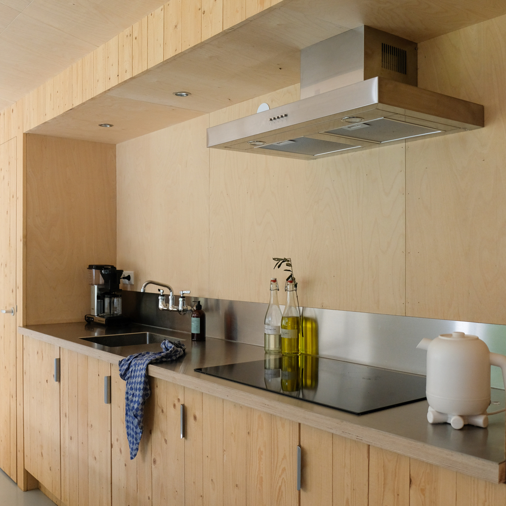 Houten keuken in vakantiehuis in het bos