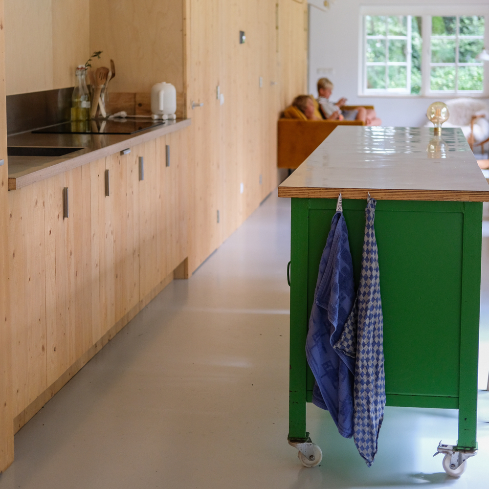Open keuken met groen kookeiland