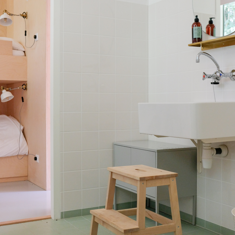 Badkamer van een huisje in het bos
