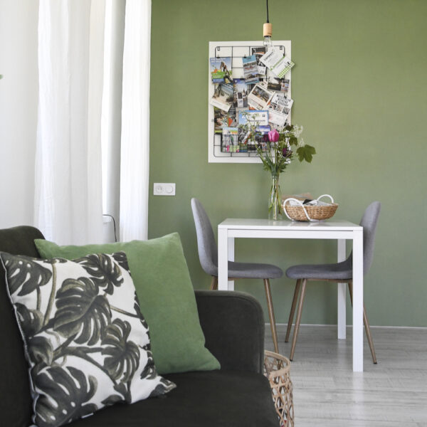 Woonkamer en eethoek in huisje 1 van B&B in Ouddorp