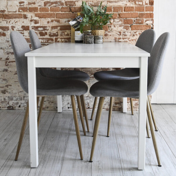 Eettafel in huisje 2 van de B&B in Zuid-Holland