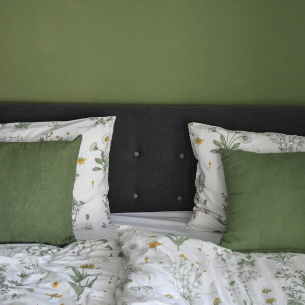 Slaapkamer met bloemetjes beddengoed