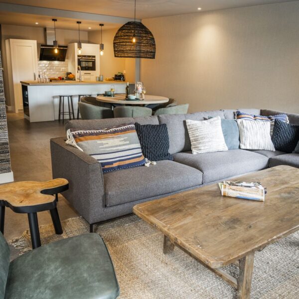 Open woonkamer met zithoek en keuken