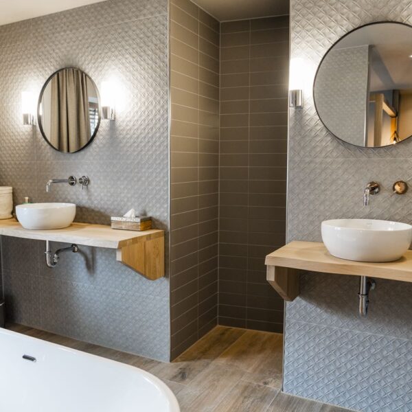 Wastafels met ligbad in de luxe suite