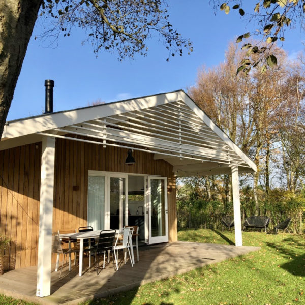 Zacht zonlicht op de gevel van een vakantiehuis