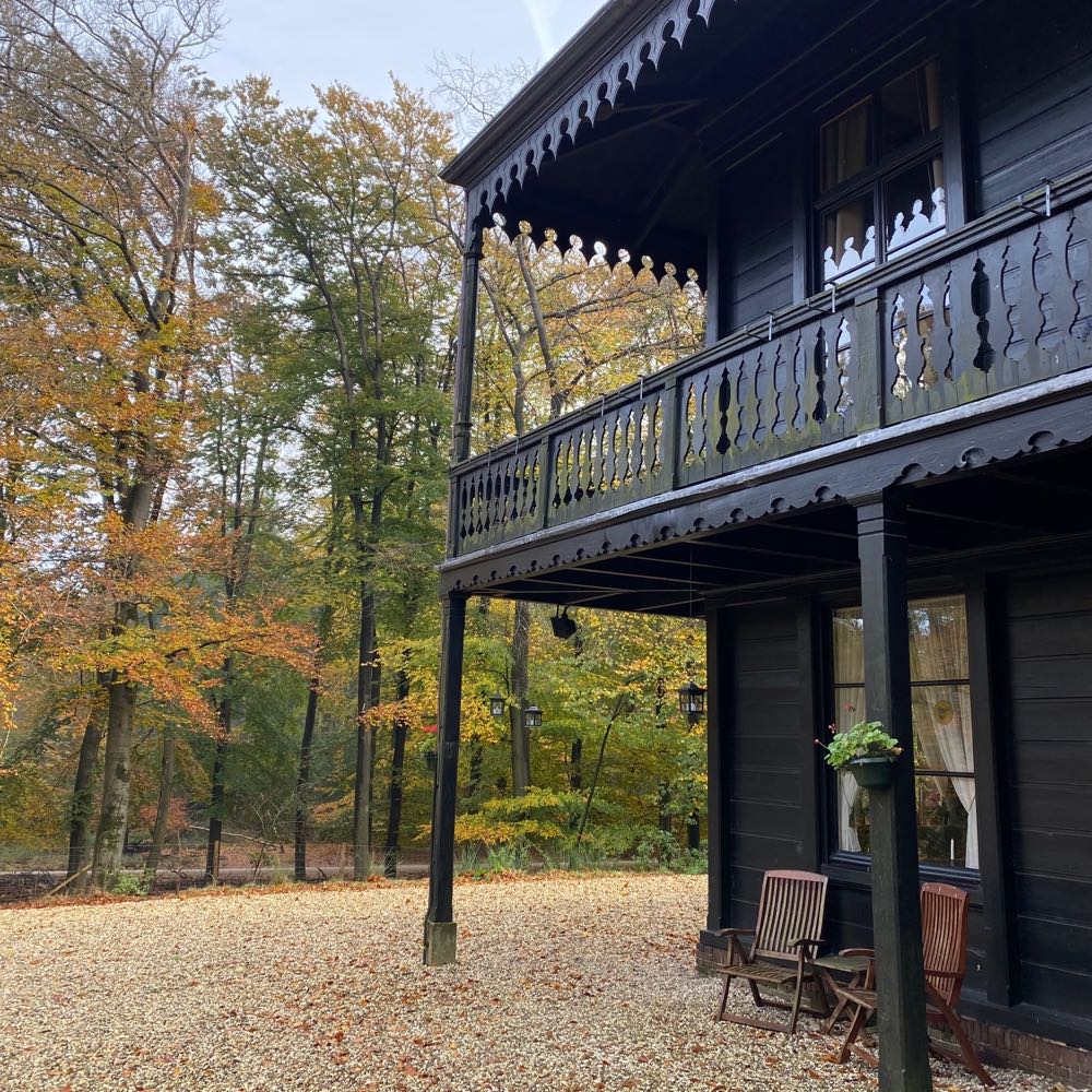 Zwart houten jachtchalet