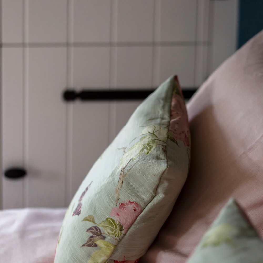 Romantische kussens op bed