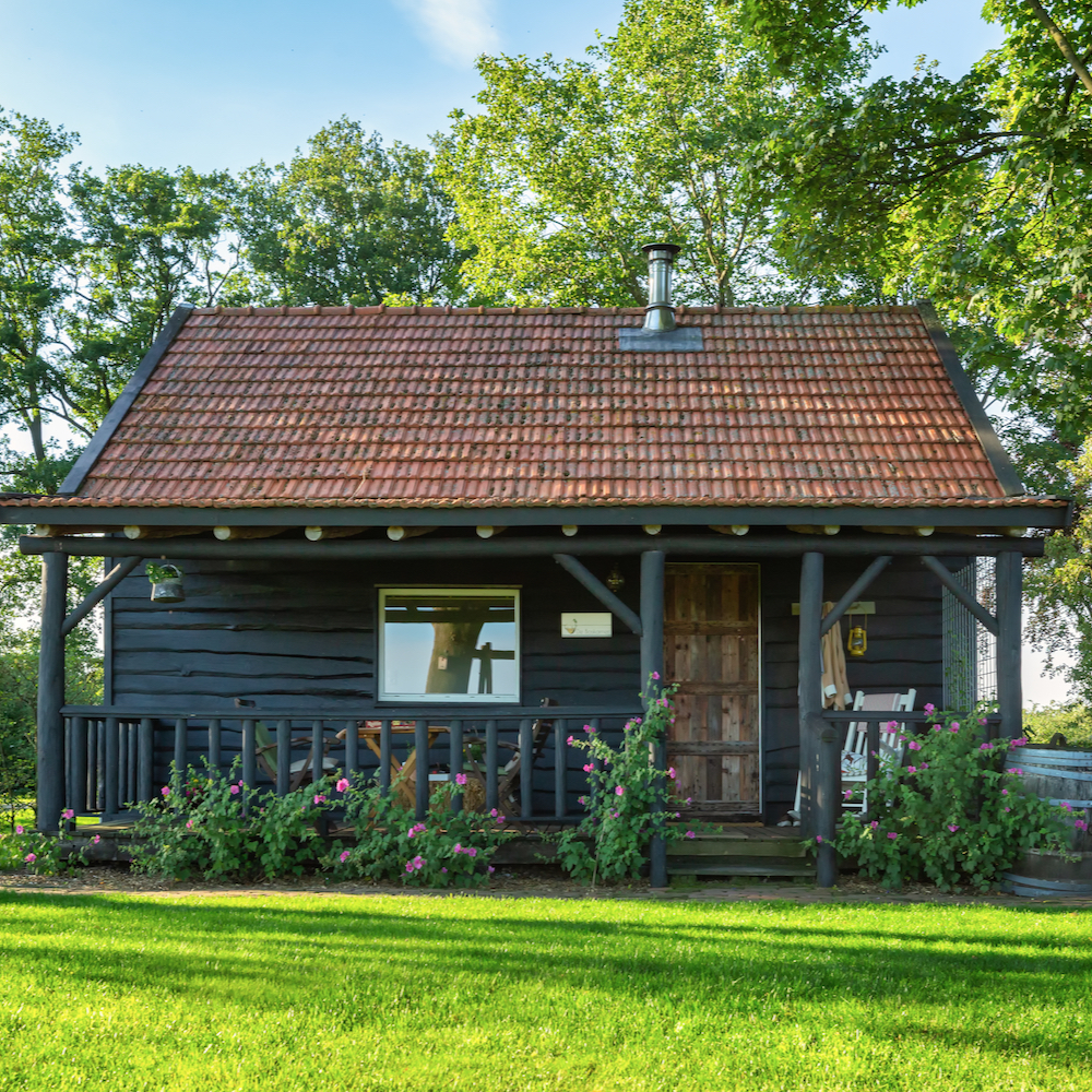 Zwart houten huisje in de Achterhoek