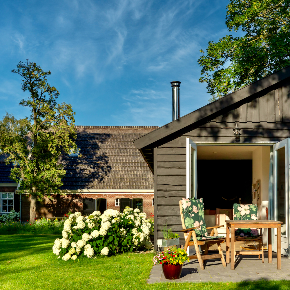 Terras in de avondzon in de Achterhoek