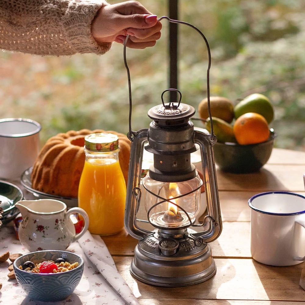 Olielampje op tafel bij het ontbijt