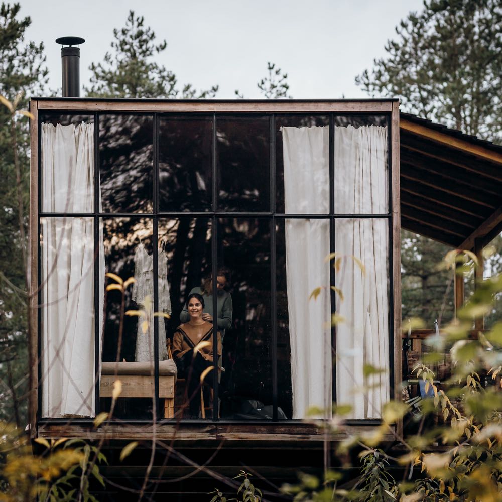 Samen genieten van het uitzicht vanuit de boomhut