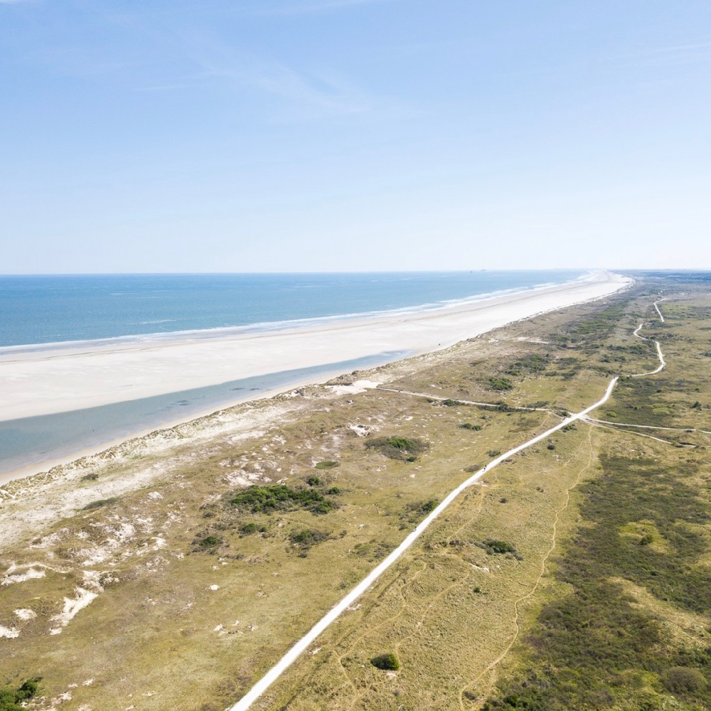 Langgerekt strand en duinen