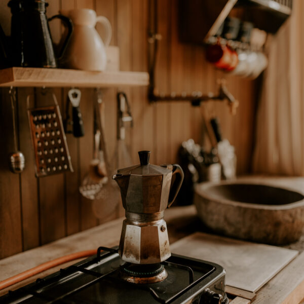 Keuken met koffiepotje op het fornuis