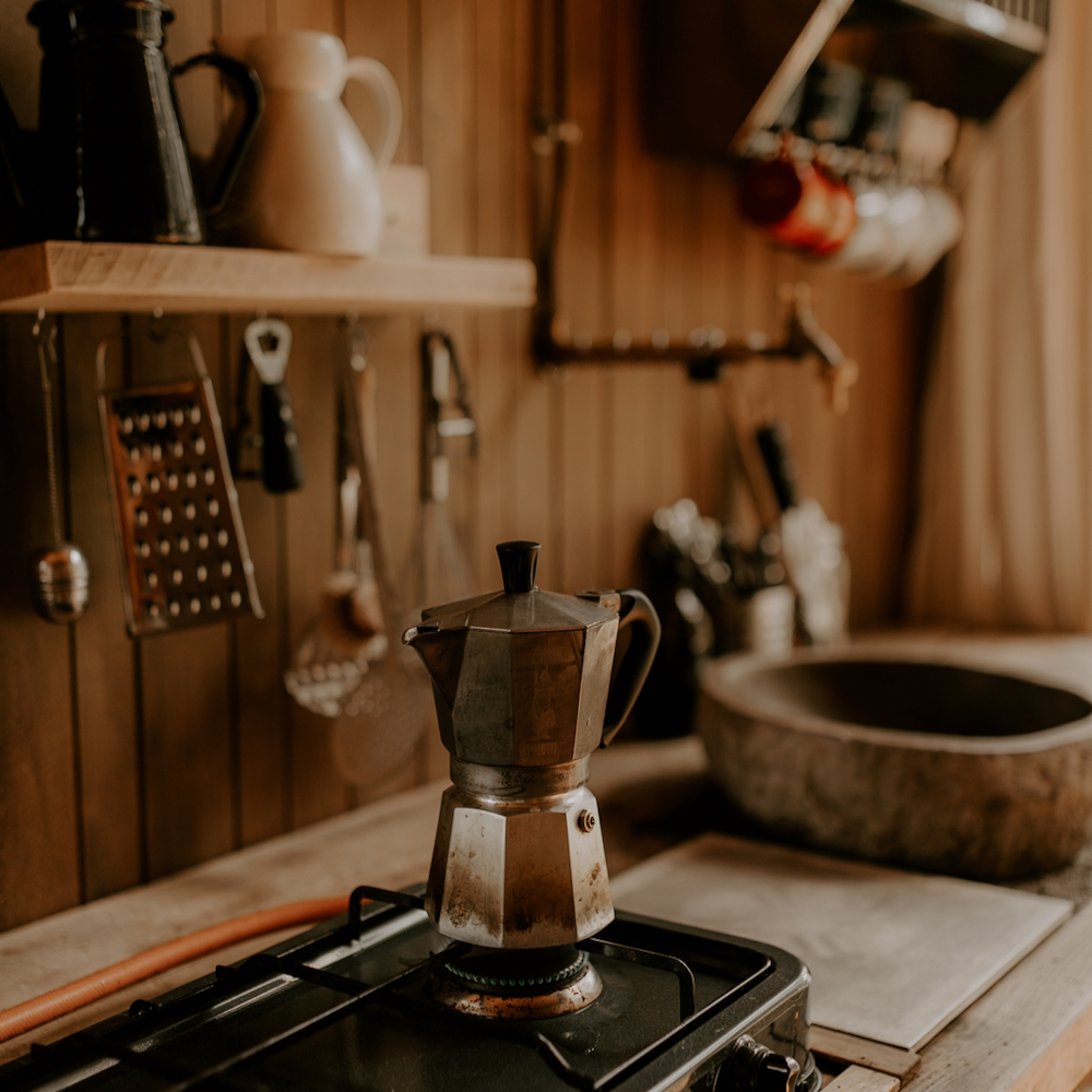 Keuken met koffiepotje op het fornuis