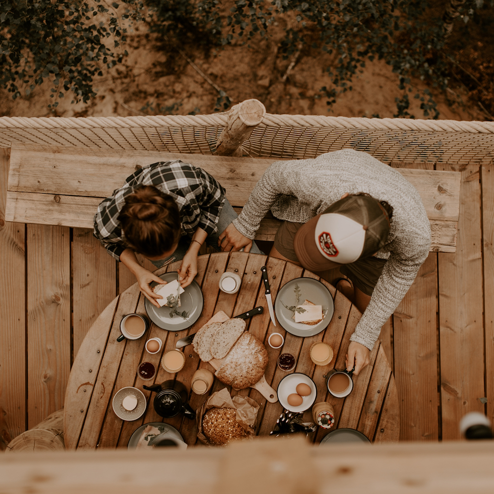 Ontbijt van bovenaf in de cabin gezien