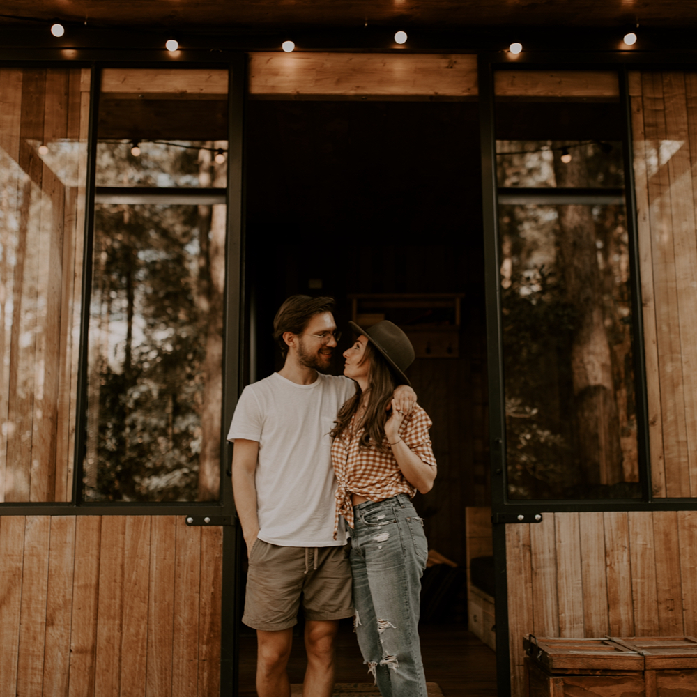 Verliefd stelletje voor de cabin