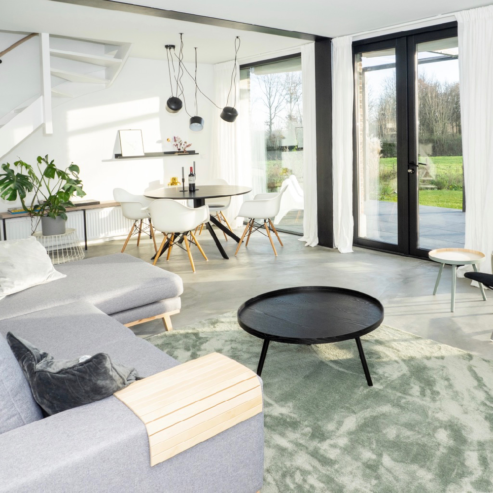 Ruime en lichte woonkamer in een vakantiehuis