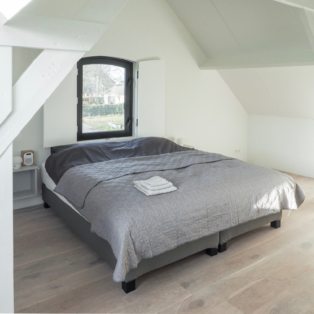 Opgemaakt bed in een vakantiehuis