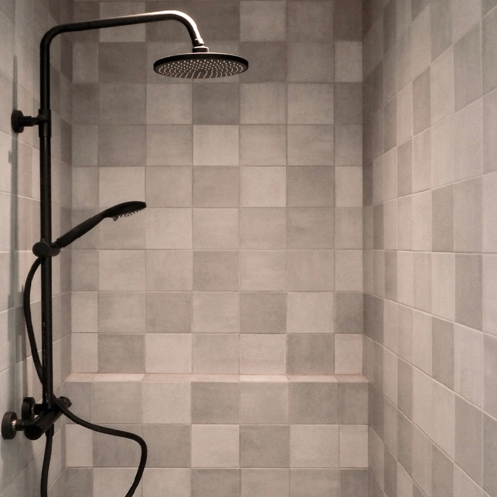 Badkamer met regendouche in een vakantiehuisje