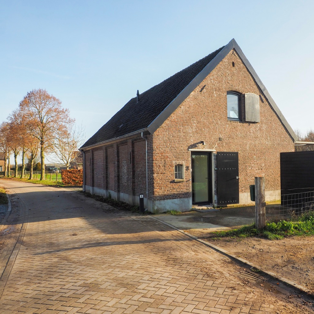 Vakantiehuisje aan een landweg