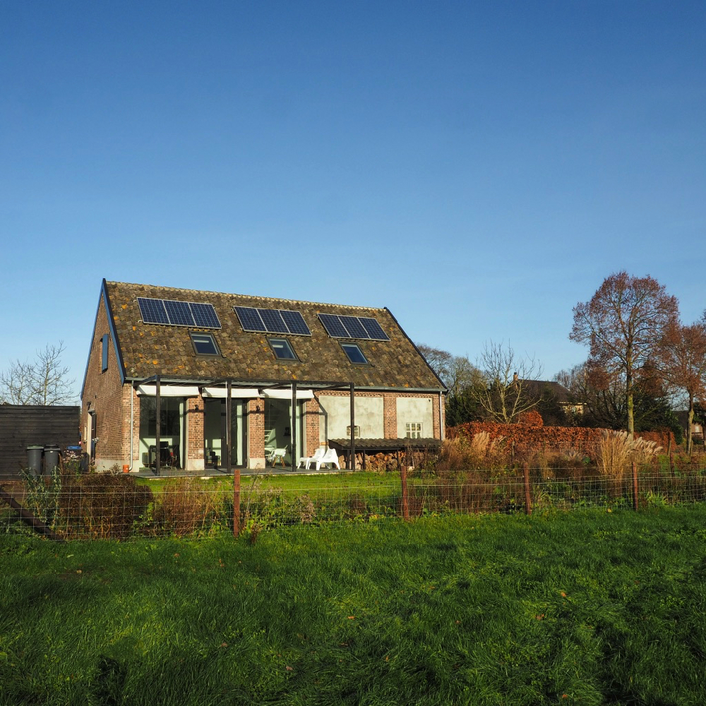Vakantiehuisje met een groot grasveld ervoor