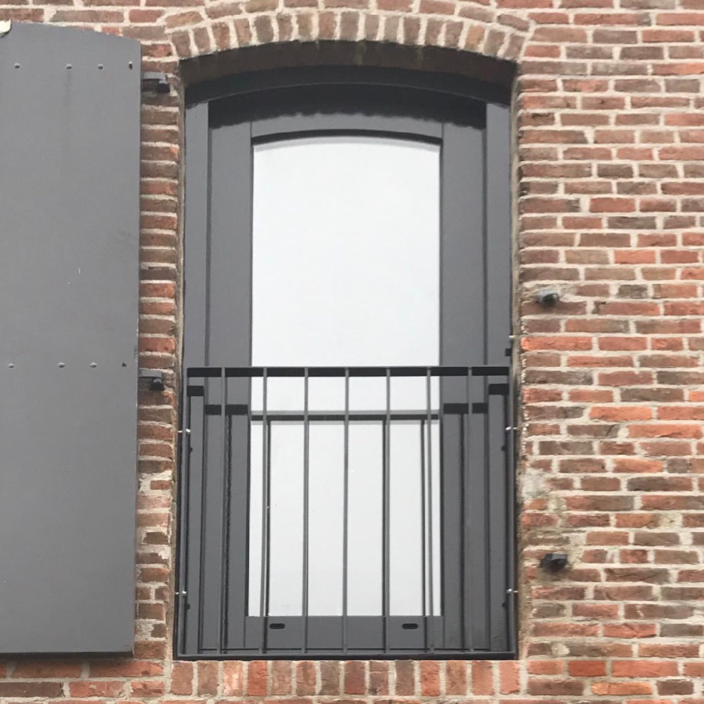 Zwart kozijn met rekje ervoor