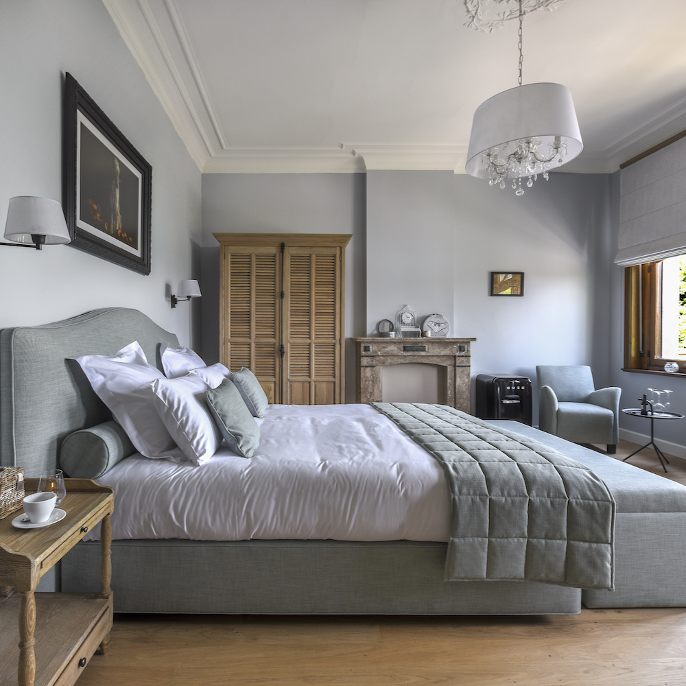 Luxe slaapkamer in landelijke stijl van een hotel in België